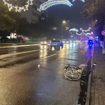 Foto Un biciclist a fost acroşat de o maşină, seara trecută, pe strada Crişan