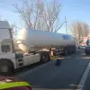 Foto Accident la Podul Olt cu o autocisternă încărcată cu oxigen şi două maşini implicate. Trafic rutier blocat