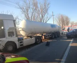 Foto Accident la Podul Olt cu o autocisternă încărcată cu oxigen şi două maşini implicate. Trafic rutier blocat