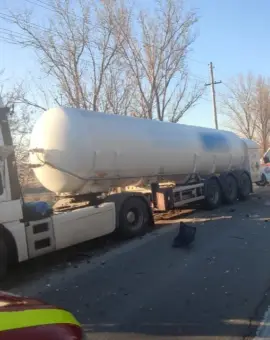 Foto Accident la Podul Olt cu o autocisternă încărcată cu oxigen şi două maşini implicate. Trafic rutier blocat