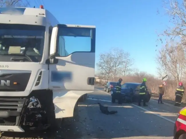 Foto Accident la Podul Olt cu o autocisternă încărcată cu oxigen şi două maşini implicate. Trafic rutier blocat