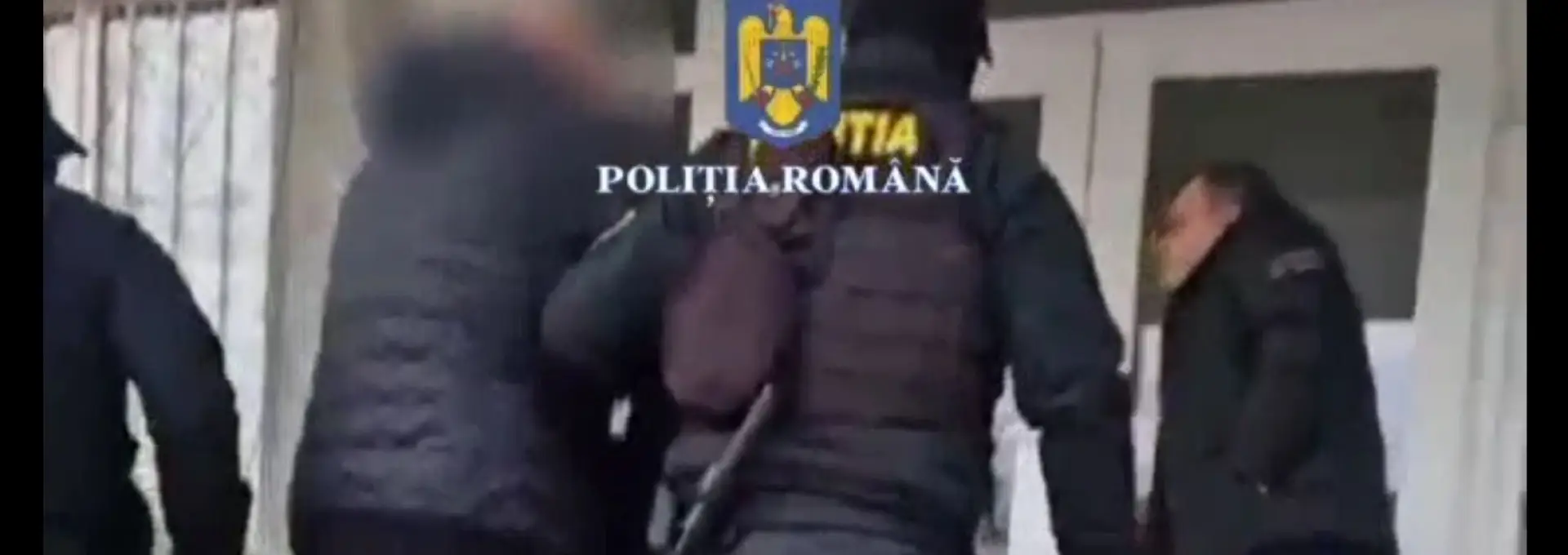 Foto Poliţiştii l-au săltat şi l-au băgat în arest pe bătăuşul din ziua votului (VIDEO)