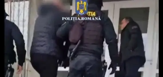 Foto Poliţiştii l-au săltat şi l-au băgat în arest pe bătăuşul din ziua votului (VIDEO)