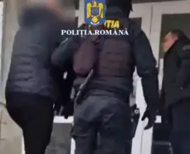 Foto Poliţiştii l-au săltat şi l-au băgat în arest pe bătăuşul din ziua votului (VIDEO)