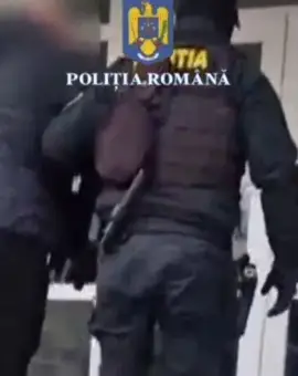 Foto Poliţiştii l-au săltat şi l-au băgat în arest pe bătăuşul din ziua votului (VIDEO)