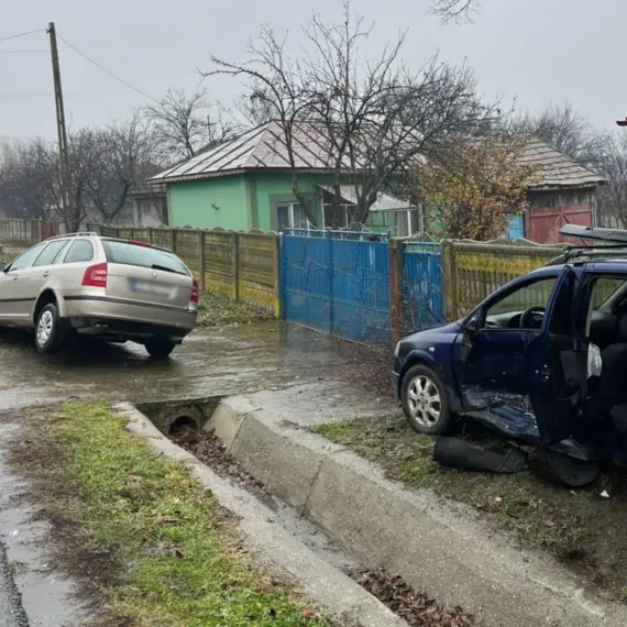 Foto Accident la Valea Mare. Două autoturisme implicate