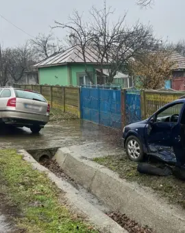 Foto Accident la Valea Mare. Două autoturisme implicate