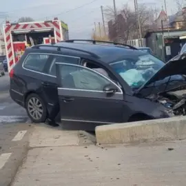 Foto Două maşini implicate, într-un accident, la Curtişoara (FOTO)