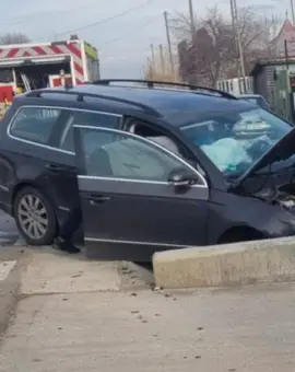 Foto Două maşini implicate, într-un accident, la Curtişoara (FOTO)