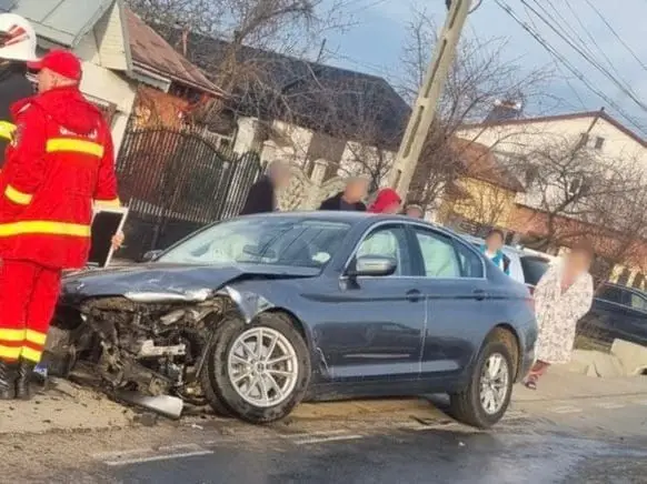 Foto Două maşini implicate, într-un accident, la Curtişoara (FOTO)