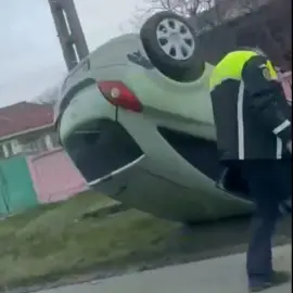 Foto VIDEO. Accident la Recea: Mașină răsturnată după impactul cu un cap de pod, şoferul la spital