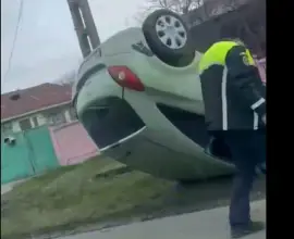 Foto VIDEO. Accident la Recea: Mașină răsturnată după impactul cu un cap de pod, şoferul la spital