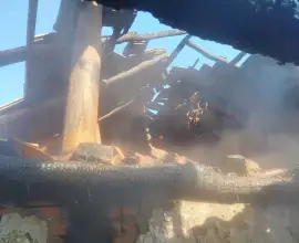 Foto Fără adăpost în mijlocul iernii: O familie din Ipotești are nevoie de ajutor după un incendiu care le-a distrus casa (VIDEO)