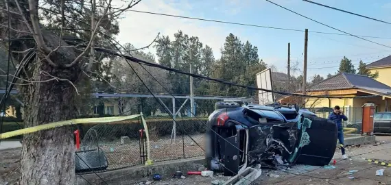 Foto Accident fatal în Corabia: Un tânăr decedat și trei răniți după ce o mașină a lovit un stâlp și gardul spitalului