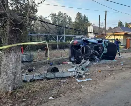 Foto Accident fatal în Corabia: Un tânăr decedat și trei răniți după ce o mașină a lovit un stâlp și gardul spitalului