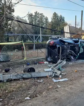 Foto Accident fatal în Corabia: Un tânăr decedat și trei răniți după ce o mașină a lovit un stâlp și gardul spitalului