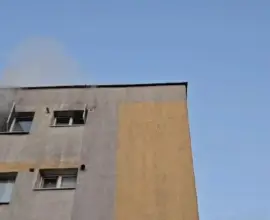 Foto Panică într-un bloc din Slatina: 12 persoane salvate în urma unui incendiu (VIDEO)