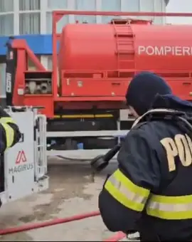 Foto Echipaje de pompieri din trei judeţe, chemate pentru a interveni la incendiul de la Slatina. Traficul rutier este deviat (VIDEO)