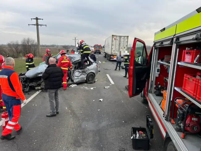 Foto Trei persoane decedate, iar alte trei rănite, într-un grav accident în Dolj. Cele două maşini au numere de Olt