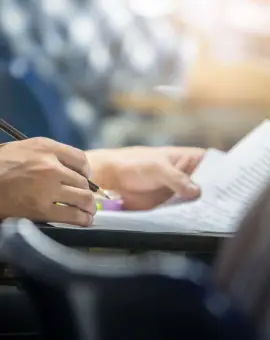 Foto Elevii de clasa a XII-a au început examenul de Bacalaureat. Peste 1.700 candidaţi în judeţul Olt