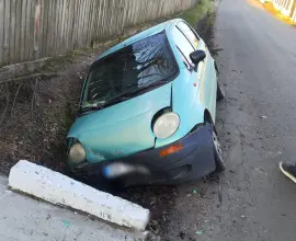 Foto Accident la Scorniceşti: Un şofer băut a intrat cu maşina într-un cap de pod