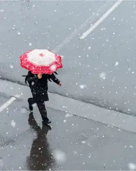 Foto Temperaturi în scădere, lapoviță și ninsori la munte, la început de februarie