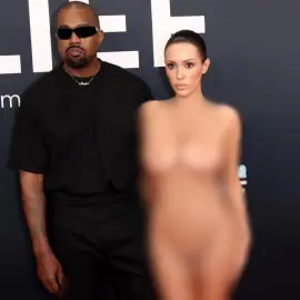 Foto Apariție șocantă la Premiile Grammy 2025: Kanye West și-a adus soția dezbrăcată pe covorul roșu