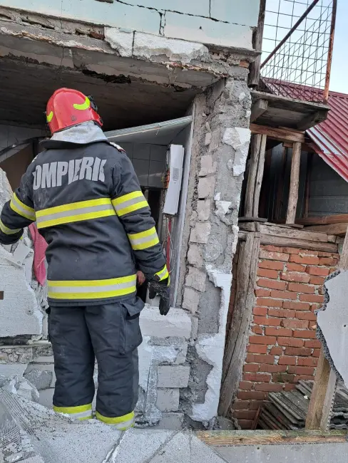 Foto Locuinţă distrusă de o explozie urmată de incendiu, în Curtișoara (FOTO)