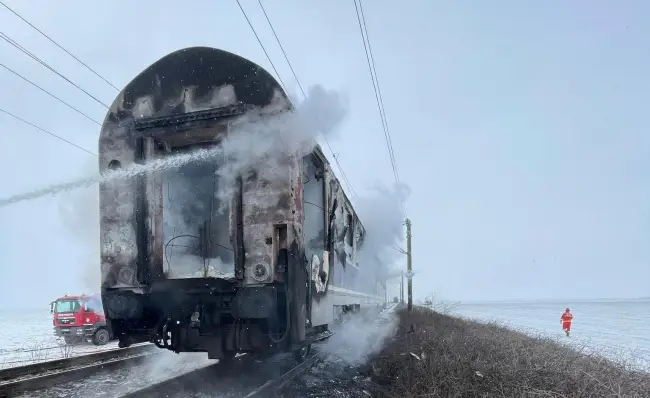 Foto FOTO&VIDEO. Vagonul unui tren de călători, cuprins de un incendiu în apropiere de Radomireşti. A fost activat Planul Roşu de intervenţie