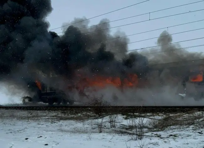 Foto FOTO&VIDEO. Vagonul unui tren de călători, cuprins de un incendiu în apropiere de Radomireşti. A fost activat Planul Roşu de intervenţie