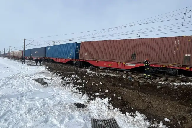 Foto Accident feroviar în judeţul Olt. După trenuri de marfă s-au ciocnit frontal (UPDATE)