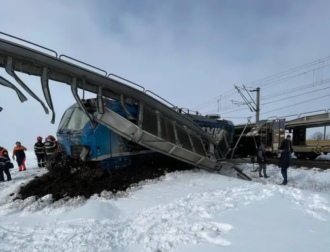 Foto Accident feroviar în judeţul Olt. După trenuri de marfă s-au ciocnit frontal (UPDATE)