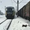 Foto Tren cu zeci de călători rămas în frig, pe un câmp, în apropiere de judeţul Olt (FOTO)