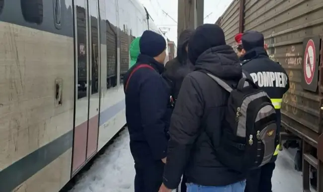 Foto Tren cu zeci de călători rămas în frig, pe un câmp, în apropiere de judeţul Olt (FOTO)