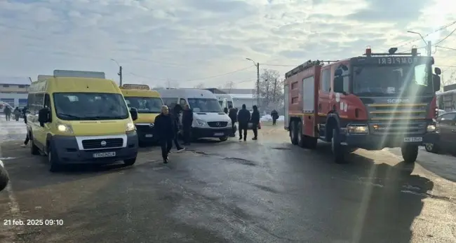 Foto Tren cu zeci de călători rămas în frig, pe un câmp, în apropiere de judeţul Olt (FOTO)