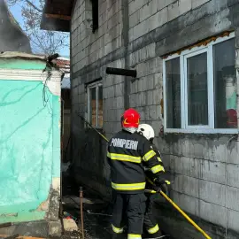 Foto Panică în Șerbănești! Incendiu violent a mistuit o locuință nelocuită (FOTO&VIDEO)