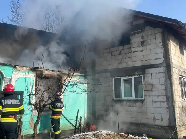 Foto Panică în Șerbănești! Incendiu violent a mistuit o locuință nelocuită (FOTO&VIDEO)