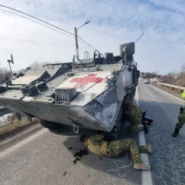 Foto Trafic paralizat în Găneasa după ce un soldat portughez a dărâmat un stâlp cu un utilaj militar (FOTO)