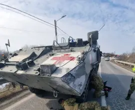 Foto Trafic paralizat în Găneasa după ce un soldat portughez a dărâmat un stâlp cu un utilaj militar (FOTO)