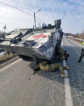 Foto Trafic paralizat în Găneasa după ce un soldat portughez a dărâmat un stâlp cu un utilaj militar (FOTO)