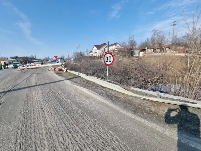 Foto Trafic paralizat în Găneasa după ce un soldat portughez a dărâmat un stâlp cu un utilaj militar (FOTO)