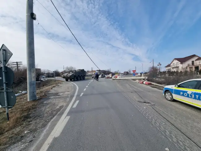 Foto Trafic paralizat în Găneasa după ce un soldat portughez a dărâmat un stâlp cu un utilaj militar (FOTO)