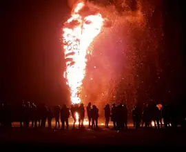 Foto Tradiții străvechi la Lăsata Secului: Focuri uriașe și strigături peste sat în Oltenia