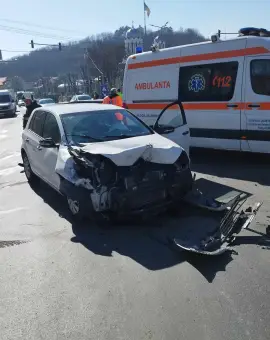 Foto Impact între o autoutilitară şi un autoturism într-o intersecţie din Slatina. Un tânăr, la spital