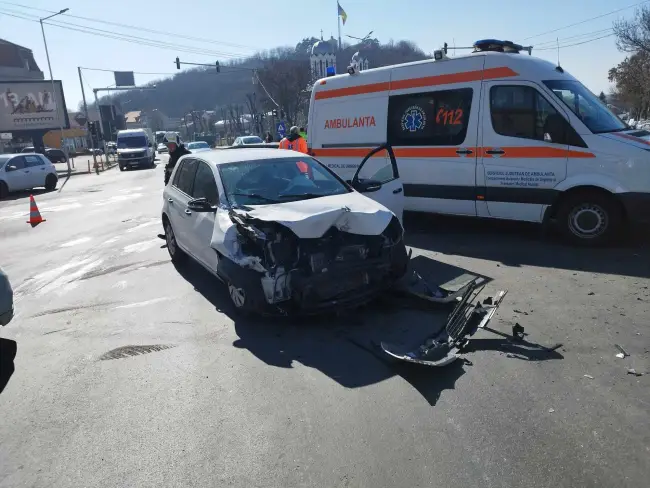 Foto Impact între o autoutilitară şi un autoturism într-o intersecţie din Slatina. Un tânăr, la spital