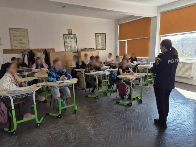 Foto Elevi depistaţi că lipsesc nejustificat de la şcoală, după o acţiune organizată de poliţiştii de la Siguranţă Şcolară Olt