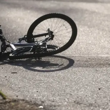 Foto Accident în Slatina: Copil pe bicicletă, la spital după ce a fost lovit de o maşină