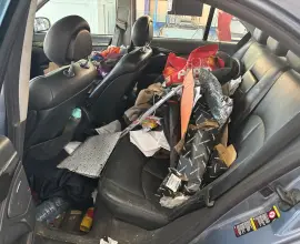 Foto În ce stare a ajuns o maşină într-o reprezentanţă RAR. Apelul Registrului Auto către proprietarii de vehicule (FOTO)