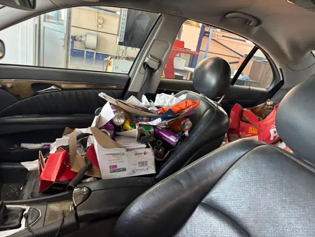 Foto În ce stare a ajuns o maşină într-o reprezentanţă RAR. Apelul Registrului Auto către proprietarii de vehicule (FOTO)