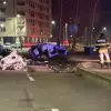 Imagine Grav accident rutier. Mașina condusă de un șofer băut a intrat într-un stâlp şi s-a rupt în două. Un tânăr de 21 de ani a murit la spital